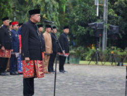 Tri Adhianto dan Haris Bobihoe di HUT ke-28 Kota Bekasi Kasih Gaji Pertama ke Warga Terdampak Banjir