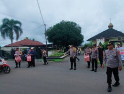 Kapolres Lubuk Linggau Bagikan Takjil kepada Masyarakat
