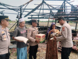 Kapolsek Peureulak Serahkan Bantuan Tanggap Darurat jepada Warga Korban Kebakaran