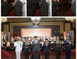 Panglima TNI Sematkan Bintang Yudha Dharma Utama kepada Menhan RI