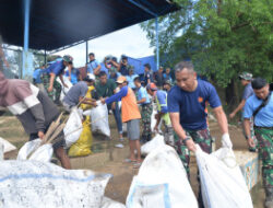 Jelang HUT ke-79 TNI AU,  Lanud Sultan Hasanuddin Gelar Bakti Sosial dengan Membersihkan TPI Maros