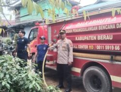 Polsek Sambaliung Bersama BPBD Berau Distribusikan Air Bersih Pada Korban Banjir Kampung Bena Baru 