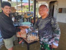 Koramil Sambaliung Bersama Babinsa Pegat Bukur  Monitoring Luapan Banjir Sungai Kelay
