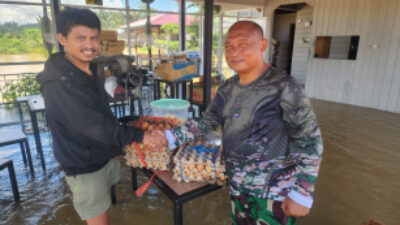 Koramil Sambaliung Bersama Babinsa Pegat Bukur  Monitoring Luapan Banjir Sungai Kelay