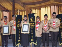 Bupati Berau Sri Jurniarsih Mas Selaku Mabicab dan Ketua Kwarcab Syarifatul Sya’diyah Terima Penghargaan Pancawarsa II