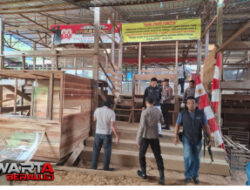 Polsek Teluk Bayur Gerebek dan Bakar Arena Judi Sabung Ayam di Kelurahan Rinding