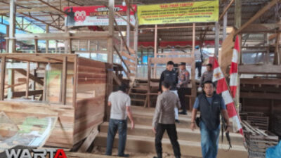 Polsek Teluk Bayur Gerebek dan Bakar Arena Judi Sabung Ayam di Kelurahan Rinding